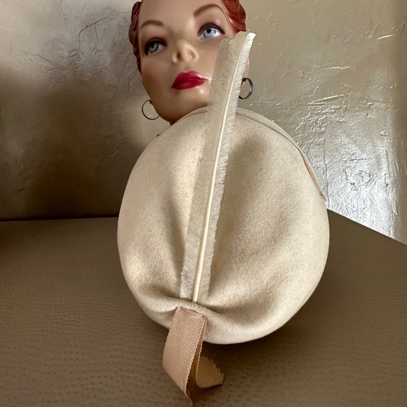 ELEGANT 1950s\' WINTER WHITE FELT TOQUE WITH TALL FEATHERS main image 8